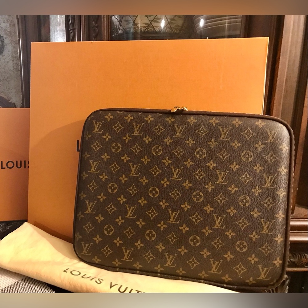 🤗 SOLD! Louis Vuitton Monogram Laptop Case